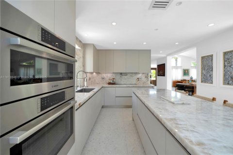 House in Coral Gables, Florida 5 bedrooms, 338.16 sq.m. № 1762396 - photo 20
