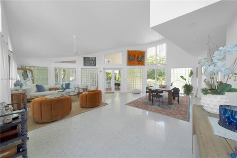 House in Coral Gables, Florida 5 bedrooms, 338.16 sq.m. № 1762396 - photo 13