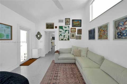 House in Coral Gables, Florida 5 bedrooms, 338.16 sq.m. № 1762396 - photo 29