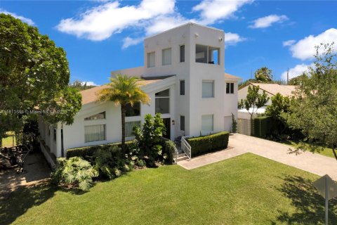 House in Coral Gables, Florida 5 bedrooms, 338.16 sq.m. № 1762396 - photo 1