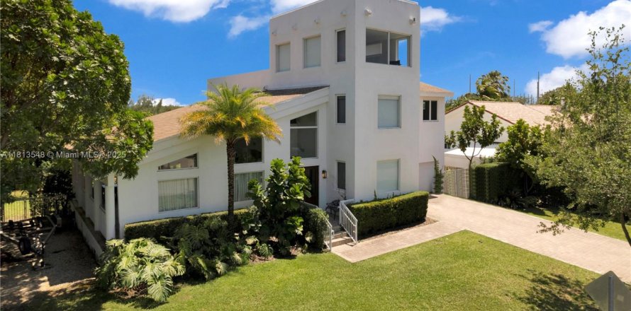 House in Coral Gables, Florida 5 bedrooms, 338.16 sq.m. № 1762396