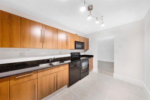 Copropriété à louer à Hollywood, Floride: 1 chambre, 84.17 m2 № 1932936 - photo 12