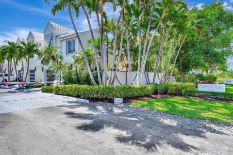 Townhouse in Delray Beach, Florida 3 bedrooms, 262.54 sq.m. № 1179749 - photo 1