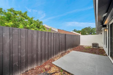 Townhouse in Tampa, Florida 2 bedrooms, 117.06 sq.m. № 1744647 - photo 8