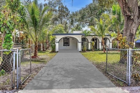 House in North Miami, Florida 3 bedrooms, 120.31 sq.m. № 2015936