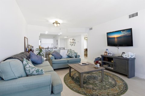 Condo in Lantana, Florida, 2 bedrooms  № 2081894 - photo 9