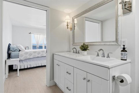 Condo in Lantana, Florida, 2 bedrooms  № 2081894 - photo 18