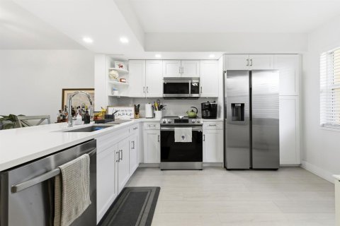 Condo in Lantana, Florida, 2 bedrooms  № 2081894 - photo 5