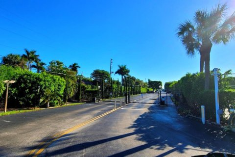 Condo in Lantana, Florida, 2 bedrooms  № 2081894 - photo 24