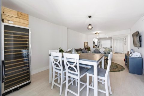 Condo in Lantana, Florida, 2 bedrooms  № 2081894 - photo 8