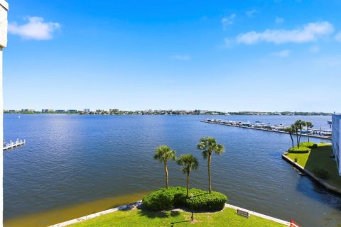 Condo in Lantana, Florida, 2 bedrooms  № 2081894 - photo 20
