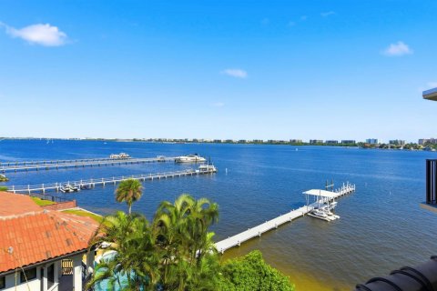 Condo in Lantana, Florida, 2 bedrooms  № 2081894 - photo 1