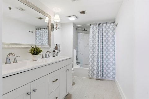 Condo in Lantana, Florida, 2 bedrooms  № 2081894 - photo 17