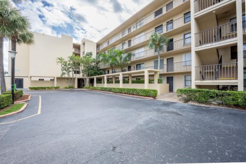 Condo in Lantana, Florida, 2 bedrooms  № 2081894 - photo 21