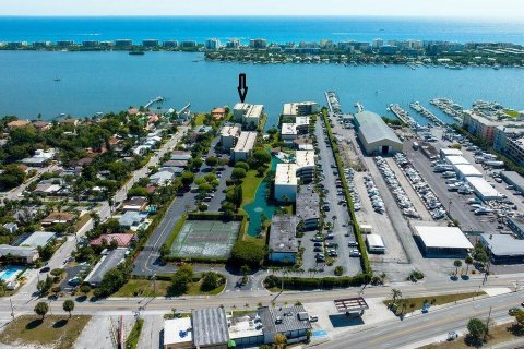 Condo in Lantana, Florida, 2 bedrooms  № 2081894 - photo 2
