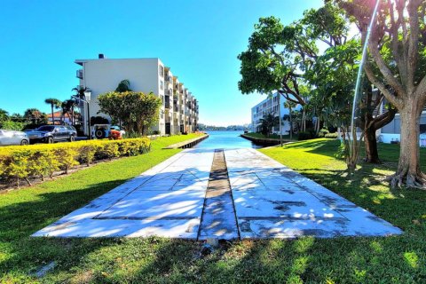 Condo in Lantana, Florida, 2 bedrooms  № 2081894 - photo 22