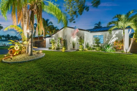 Casa en venta en Miami, Florida, 3 dormitorios, 175.77 m2 № 2075876 - foto 4