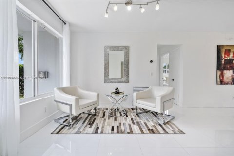 Villa ou maison à vendre à Miami, Floride: 4 chambres, 157.38 m2 № 2428592 - photo 4