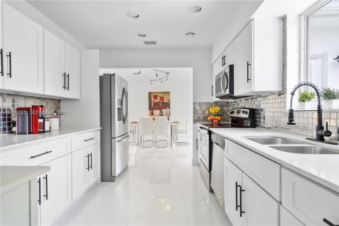 Villa ou maison à vendre à Miami, Floride: 4 chambres, 157.38 m2 № 2428592 - photo 15