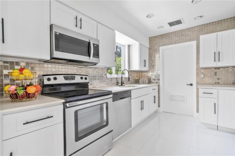 Villa ou maison à vendre à Miami, Floride: 4 chambres, 157.38 m2 № 2428592 - photo 16