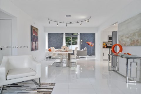 Villa ou maison à vendre à Miami, Floride: 4 chambres, 157.38 m2 № 2428592 - photo 11