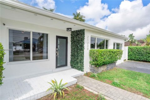 Villa ou maison à vendre à Miami, Floride: 4 chambres, 157.38 m2 № 2428592 - photo 2