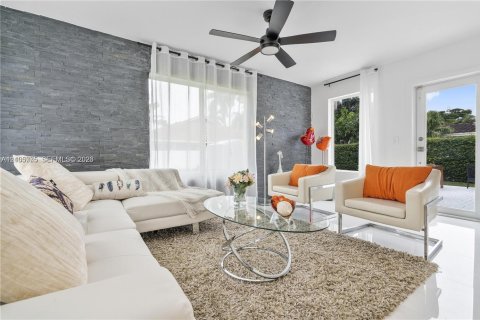 Villa ou maison à vendre à Miami, Floride: 4 chambres, 157.38 m2 № 2428592 - photo 8