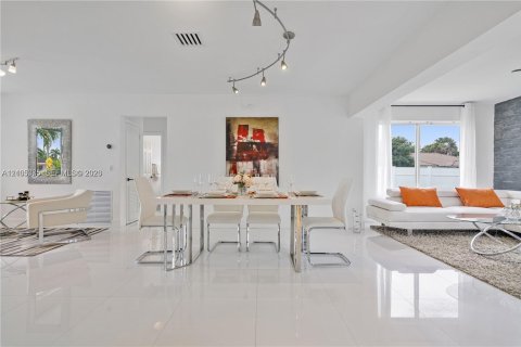Villa ou maison à vendre à Miami, Floride: 4 chambres, 157.38 m2 № 2428592 - photo 12