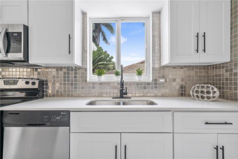 Villa ou maison à vendre à Miami, Floride: 4 chambres, 157.38 m2 № 2428592 - photo 14