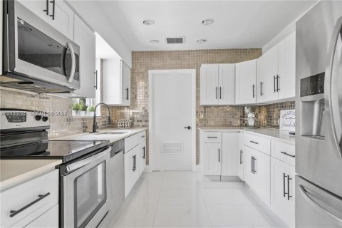 Villa ou maison à vendre à Miami, Floride: 4 chambres, 157.38 m2 № 2428592 - photo 13