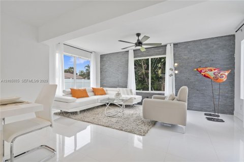 Villa ou maison à vendre à Miami, Floride: 4 chambres, 157.38 m2 № 2428592 - photo 5