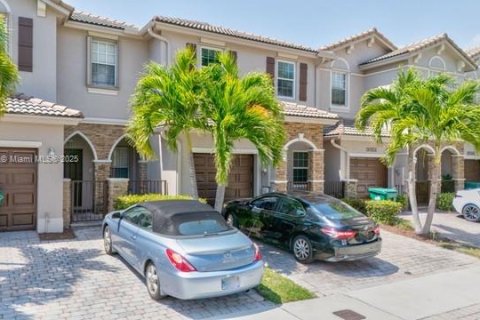 Adosado en venta en Cutler Bay, Florida, 3 dormitorios, 145.11 m2 № 2034800 - foto 2