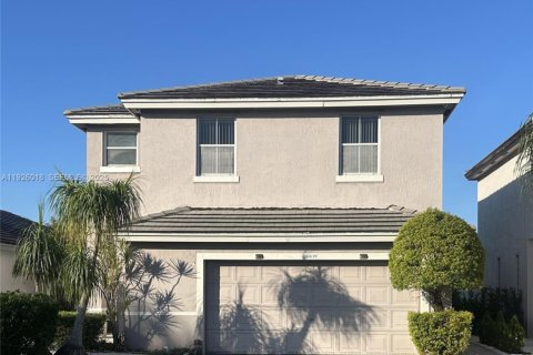 Casa en alquiler en Tamarac, Florida, 4 dormitorios, 176.14 m2 № 1984643 - foto 2