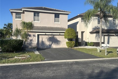 Casa en alquiler en Tamarac, Florida, 4 dormitorios, 176.14 m2 № 1984643 - foto 3