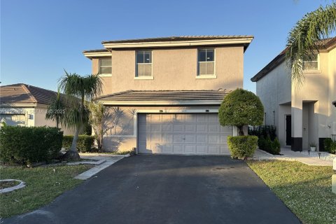 Casa en alquiler en Tamarac, Florida, 4 dormitorios, 176.14 m2 № 1984643 - foto 1