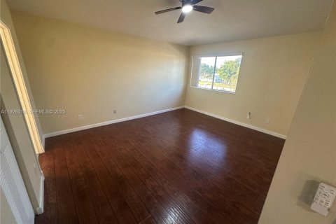 Casa en alquiler en Tamarac, Florida, 4 dormitorios, 176.14 m2 № 1984643 - foto 13