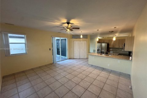 Casa en alquiler en Tamarac, Florida, 4 dormitorios, 176.14 m2 № 1984643 - foto 5