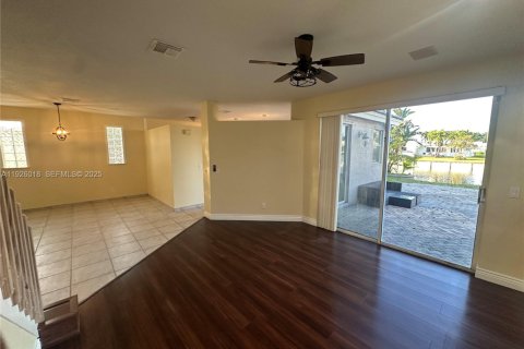 Casa en alquiler en Tamarac, Florida, 4 dormitorios, 176.14 m2 № 1984643 - foto 8