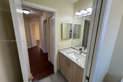 Casa en alquiler en Tamarac, Florida, 4 dormitorios, 176.14 m2 № 1984643 - foto 19