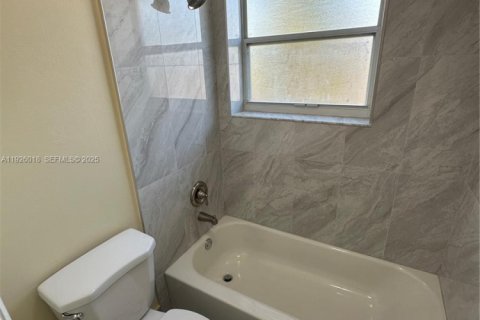 Casa en alquiler en Tamarac, Florida, 4 dormitorios, 176.14 m2 № 1984643 - foto 18