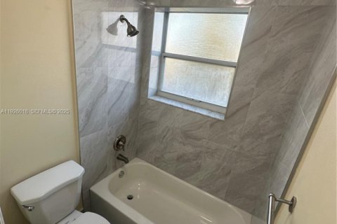 Casa en alquiler en Tamarac, Florida, 4 dormitorios, 176.14 m2 № 1984643 - foto 28