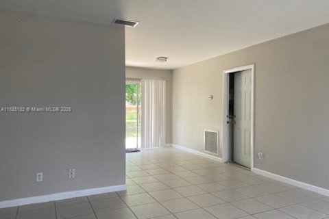 Villa ou maison à vendre à Port St. Lucie, Floride: 2 chambres, 94.95 m2 № 1933918 - photo 5