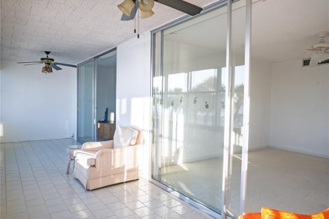 Condominio en venta en Saint Pete Beach, Florida, 1 dormitorio, 96.25 m2 № 2205200 - foto 30