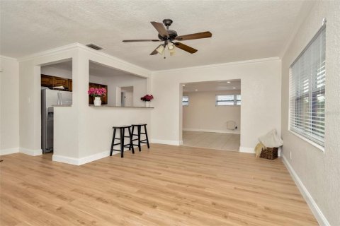 House in Largo, Florida 3 bedrooms, 134.71 sq.m. № 1854180 - photo 10