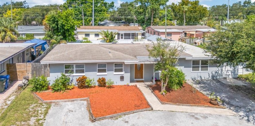 House in Largo, Florida 3 bedrooms, 134.71 sq.m. № 1854180