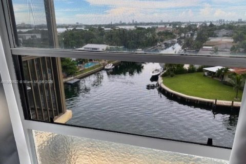 Copropriété à louer à North Miami, Floride: 2 chambres, 91.97 m2 № 1956645 - photo 2