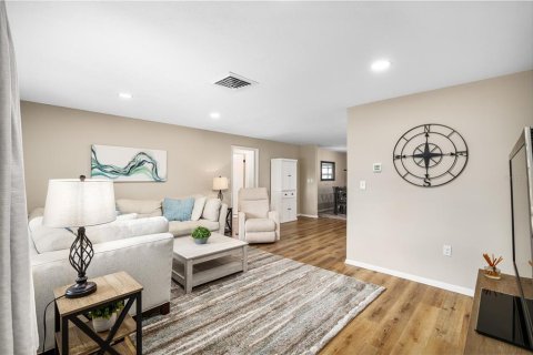House in Palm Harbor, Florida 3 bedrooms, 150.13 sq.m. № 1876161 - photo 3