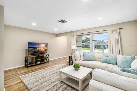 House in Palm Harbor, Florida 3 bedrooms, 150.13 sq.m. № 1876161 - photo 5