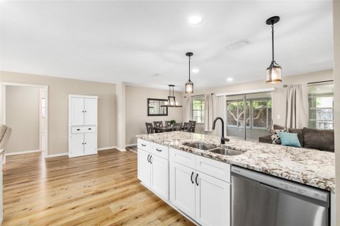 House in Palm Harbor, Florida 3 bedrooms, 150.13 sq.m. № 1876161 - photo 9