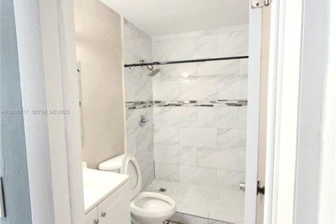 House in Miami, Florida 3 bedrooms, 141.21 sq.m. № 1994801 - photo 9